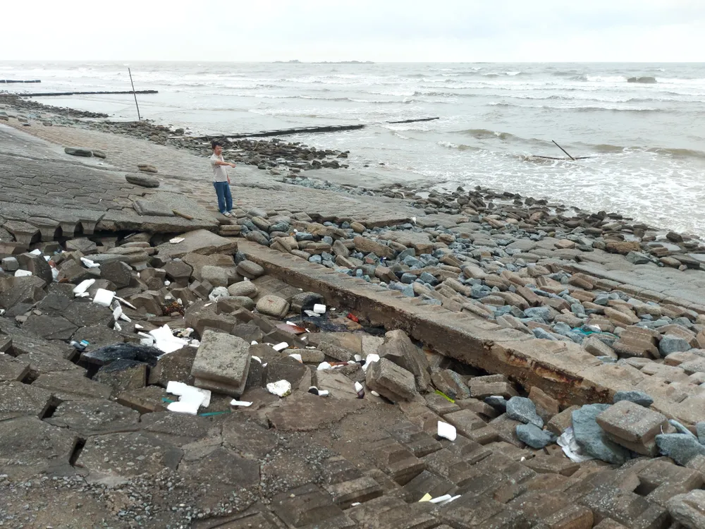 Kè biển xã Cẩm Nhượng sạt lở tan hoang