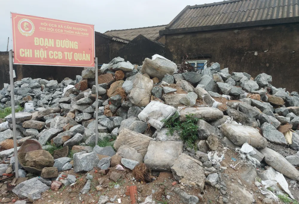 Hàng chục khối đá hộc đã được tập kết để sẵn sàng ứng cứu kè biển Cẩm Nhượng khi tình huống khẩn cấp xảy ra