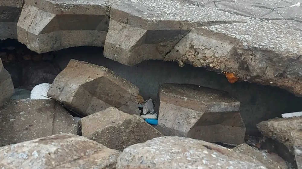 Mái kè bị khoét sâu vào bên trong