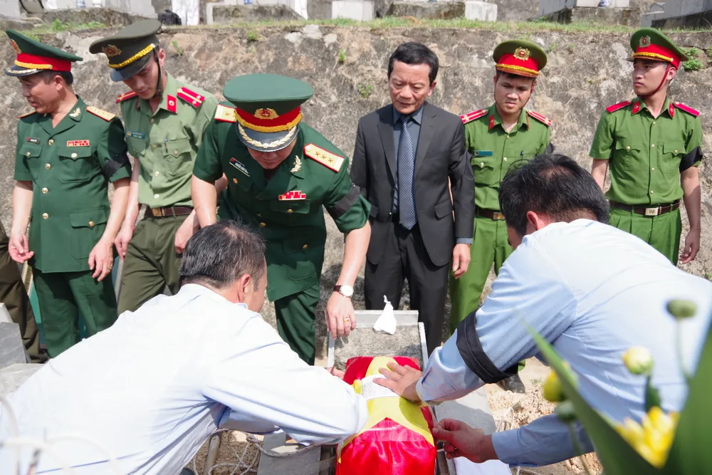 An táng hài cốt liệt sĩ vào lòng đất mẹ