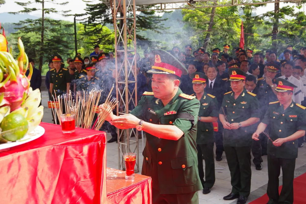 Các đại biểu dâng hương tại lễ truy điệu và an táng hài cốt các liệt sĩ