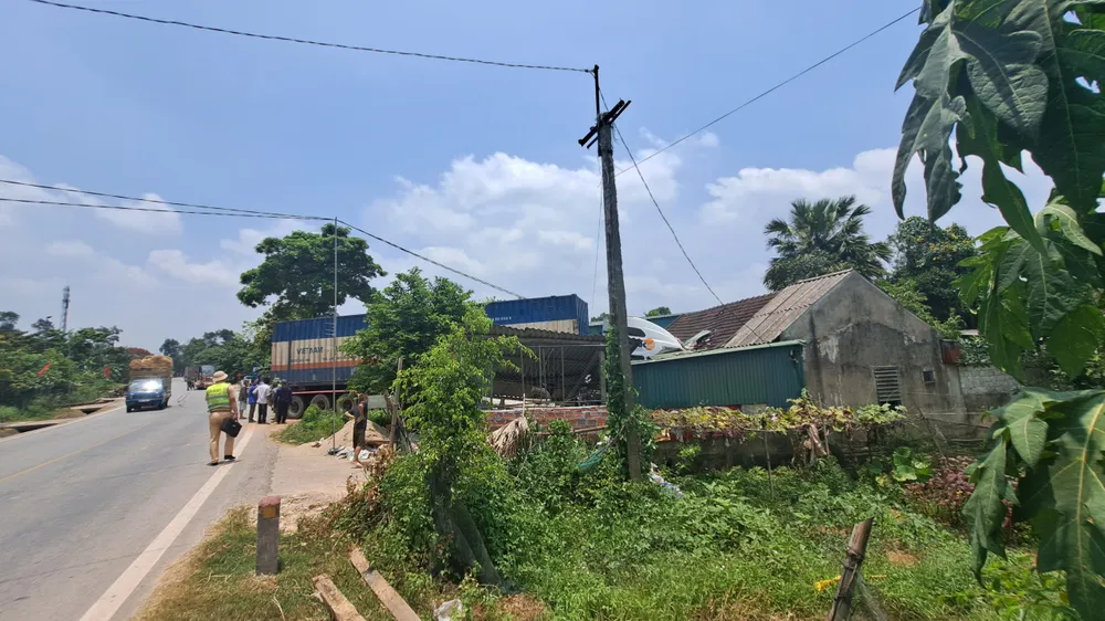 Xe container đâm vào nhà dân