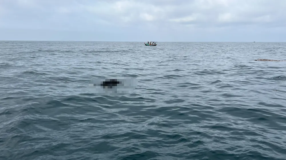 Vị trí phát hiện thi thể ông N.V.B., cách bờ biển xã Cương Gián khoảng 8 hải lý Vị trí phát hiện thi thể ông N.V.B., cách bờ biển xã Cương Gián khoảng 8 hải lý