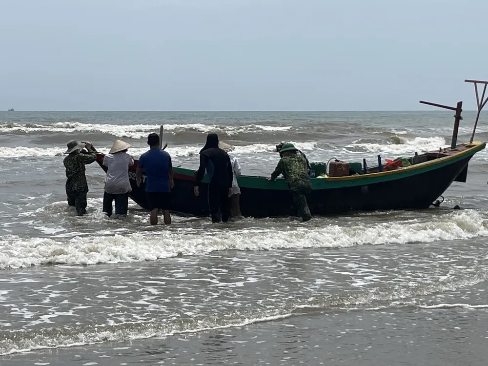 Trưa 25-5, thi thể ông N.V.B. đã được đưa vào bờ Trưa 25-5, thi thể ông N.V.B. đã được đưa vào bờ