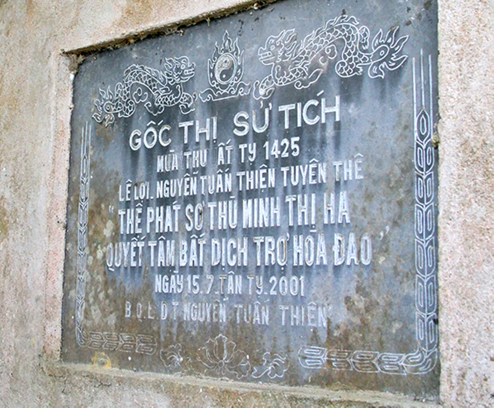 Tấm bia tại miếu thờ dưới gốc cây thị cổ thụ Tấm bia tại miếu thờ dưới gốc cây thị cổ thụ