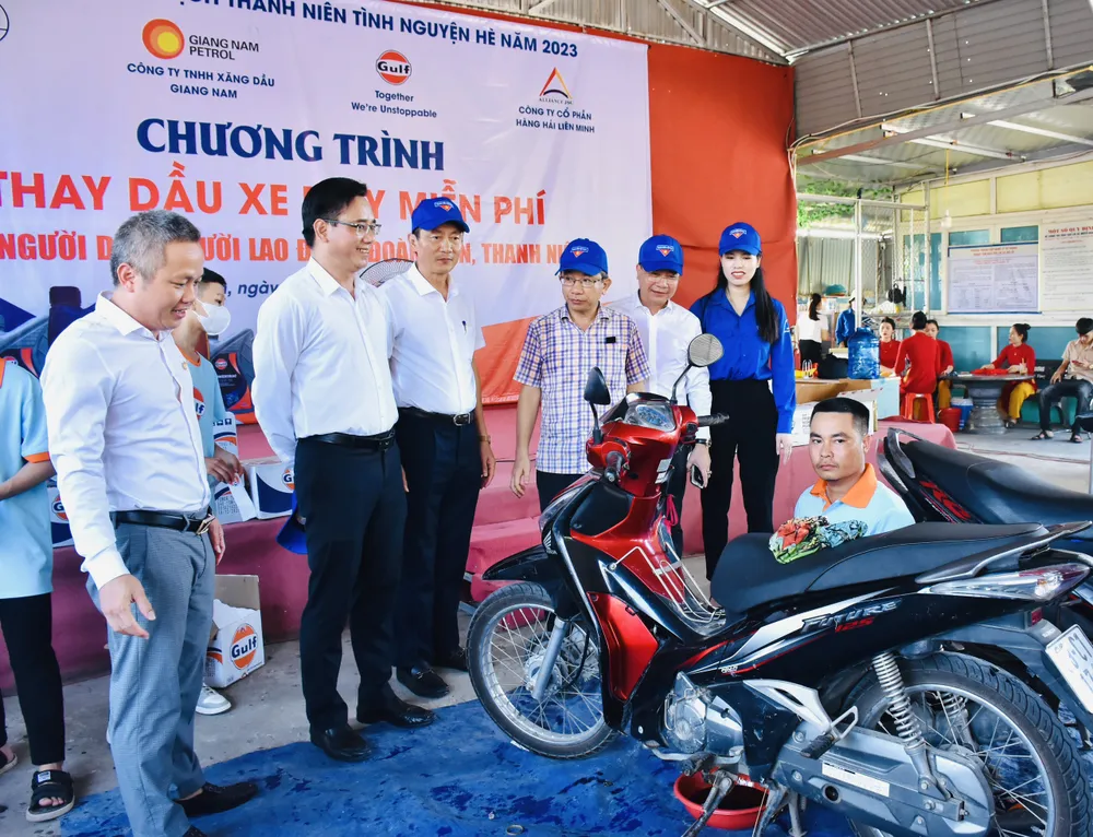 Hỗ trợ thay dầu nhớt xe máy miễn phí cho người dân, đoàn viên thanh niên Hỗ trợ thay dầu nhớt xe máy miễn phí cho người dân, đoàn viên thanh niên
