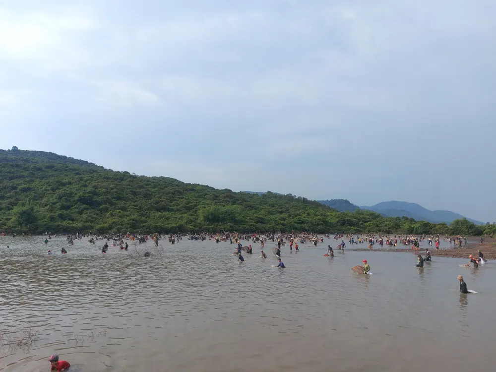 Người dân nô nức tham gia lễ hội