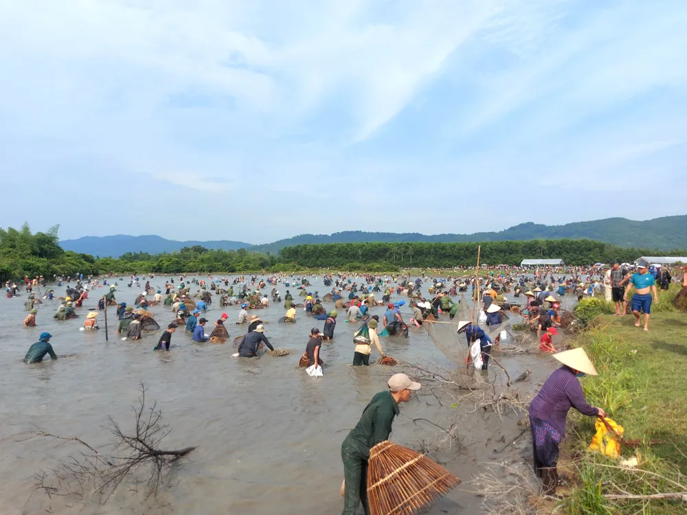 Hàng ngàn người dân tham gia lễ hội