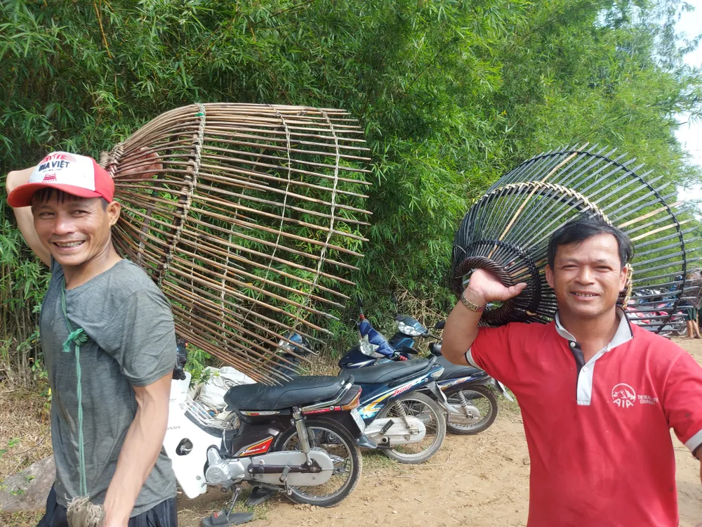 Người dân phấn khởi mang nơm đi bắt cá tại lễ hội