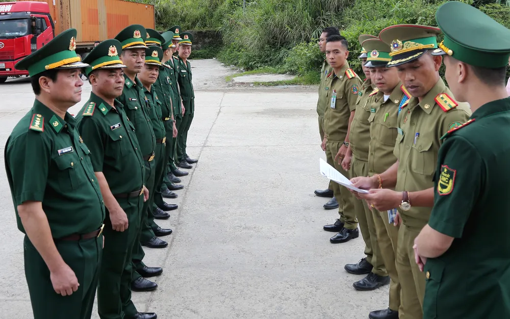 Lãnh đạo Bộ đội Biên phòng Hà Tĩnh và lực lượng chức năng nước bạn Lào làm các thủ tục tiếp nhận bàn giao các nạn nhân tại Cửa khẩu Quốc tế Cầu Treo Lãnh đạo Bộ đội Biên phòng Hà Tĩnh và lực lượng chức năng nước bạn Lào làm các thủ tục tiếp nhận bàn giao các nạn nhân tại Cửa khẩu Quốc tế Cầu Treo