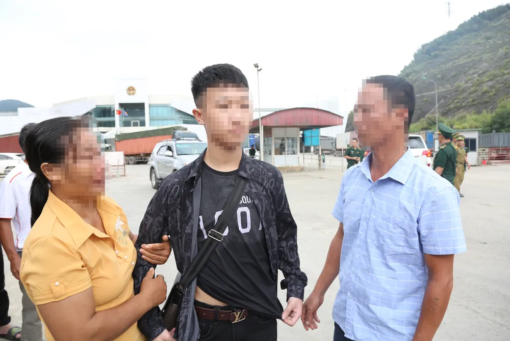 Người thân vui mừng đón con em trở về Người thân vui mừng đón con em trở về