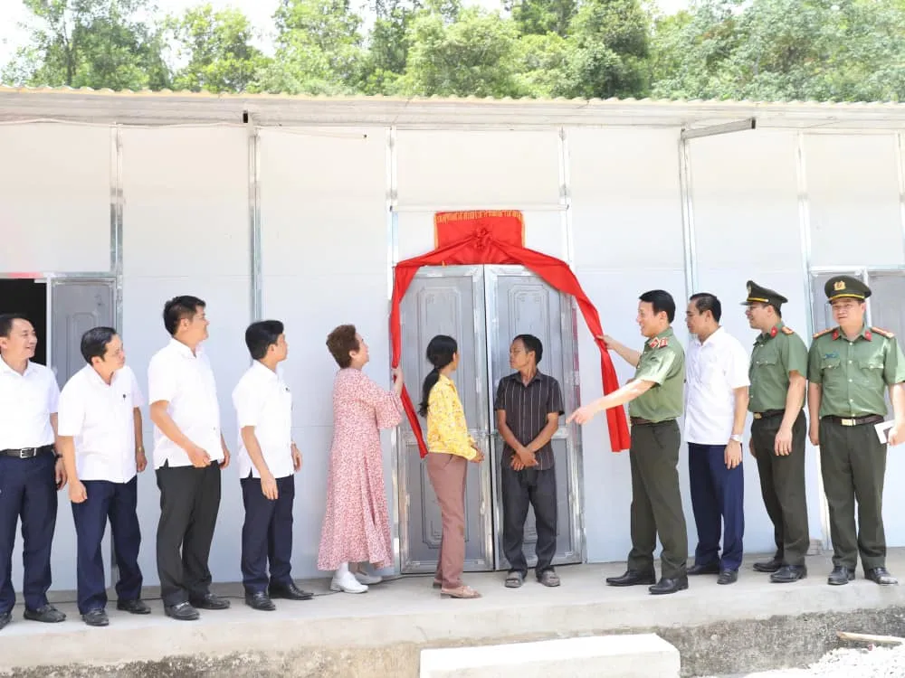 Đại diện Bộ Công an, tỉnh Hà Tĩnh và đơn vị đồng hành thực hiện lễ khánh thành nhà mới Đại diện Bộ Công an, tỉnh Hà Tĩnh và đơn vị đồng hành thực hiện lễ khánh thành nhà mới