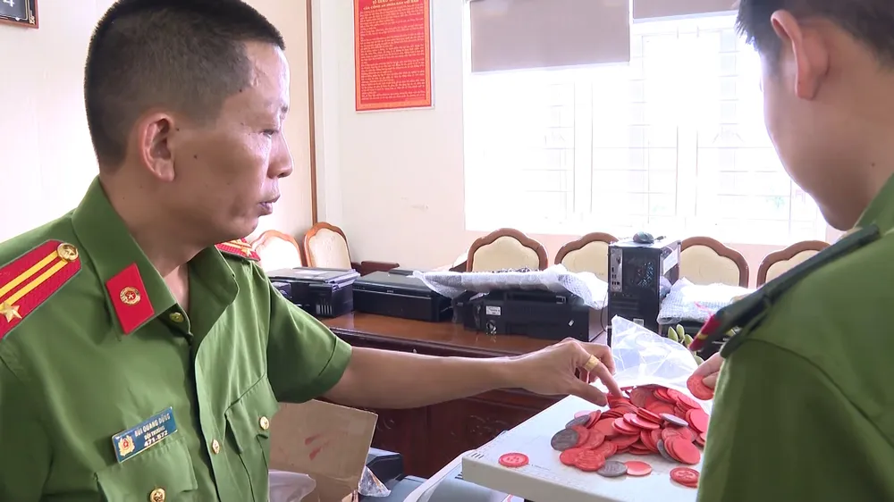 Công an thu giữ các loại con dấu giả