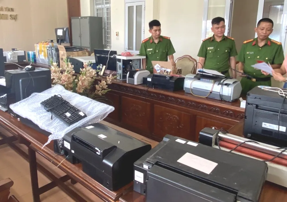Công an thu giữ các máy in