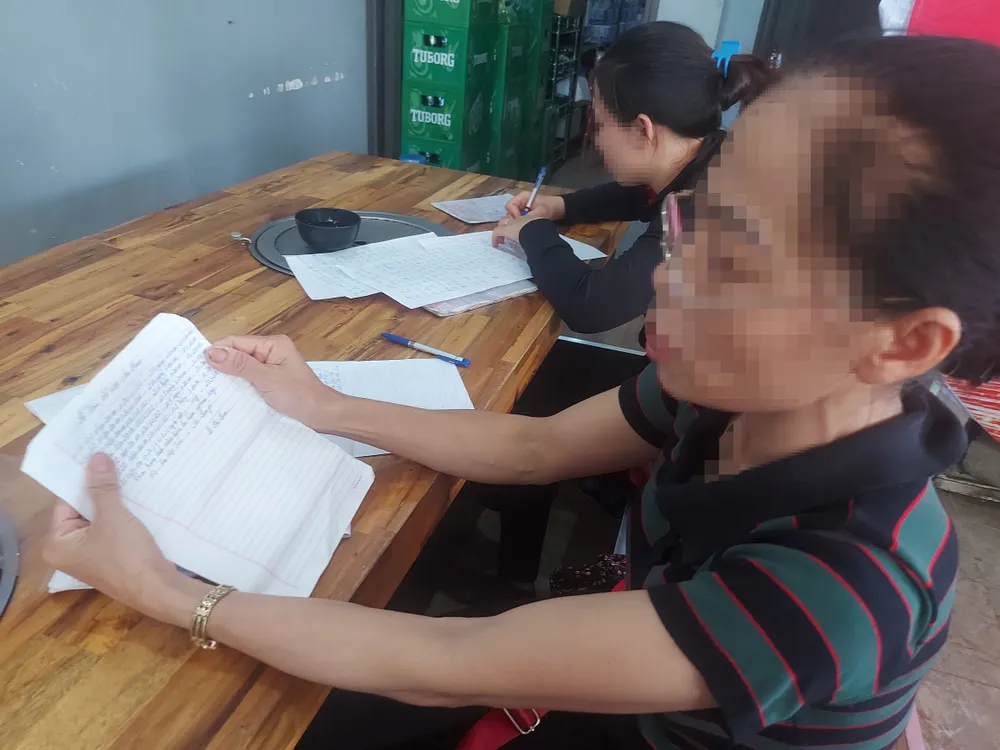 Bà L.T.L. đang viết đơn tố giác vì &quot;vỡ hụi&quot;