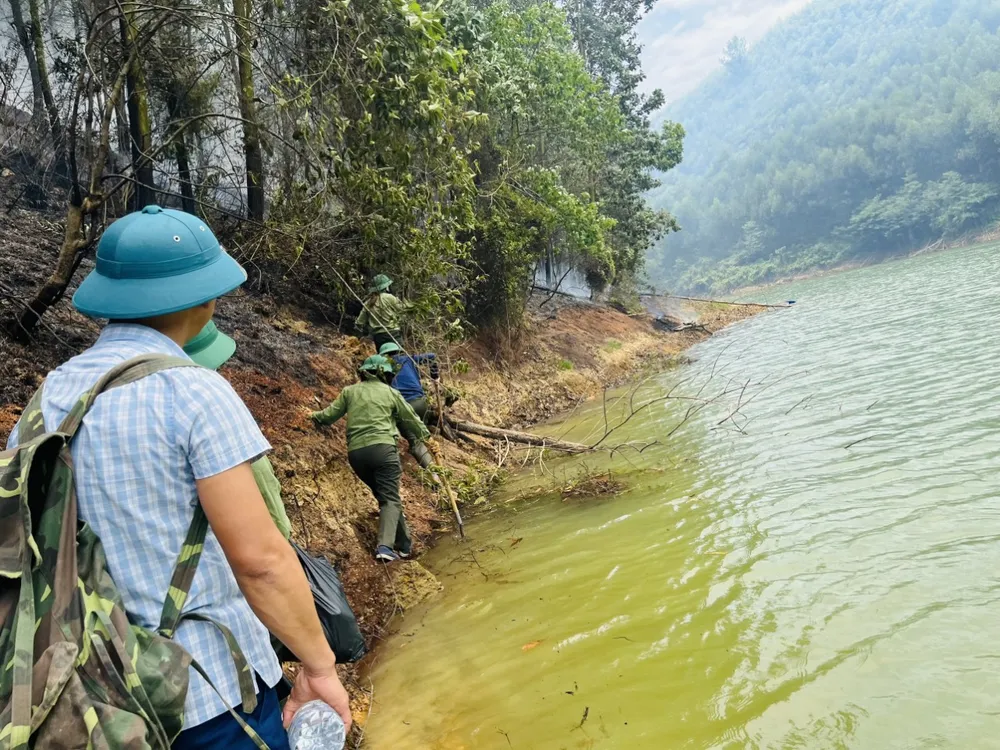 Lực lượng chức năng và người dân nỗ lực tiếp cận hiện trường, dập lửa Lực lượng chức năng và người dân nỗ lực tiếp cận hiện trường, dập lửa