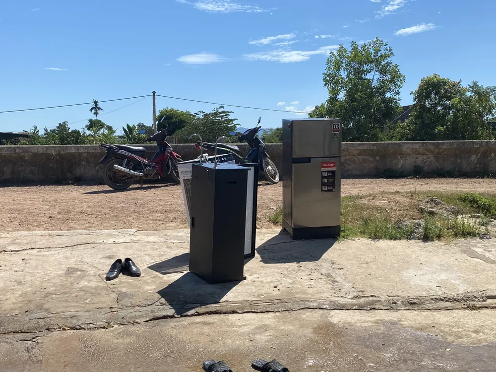 Một số thiết bị điện được di dời lên cao Một số thiết bị điện được di dời lên cao