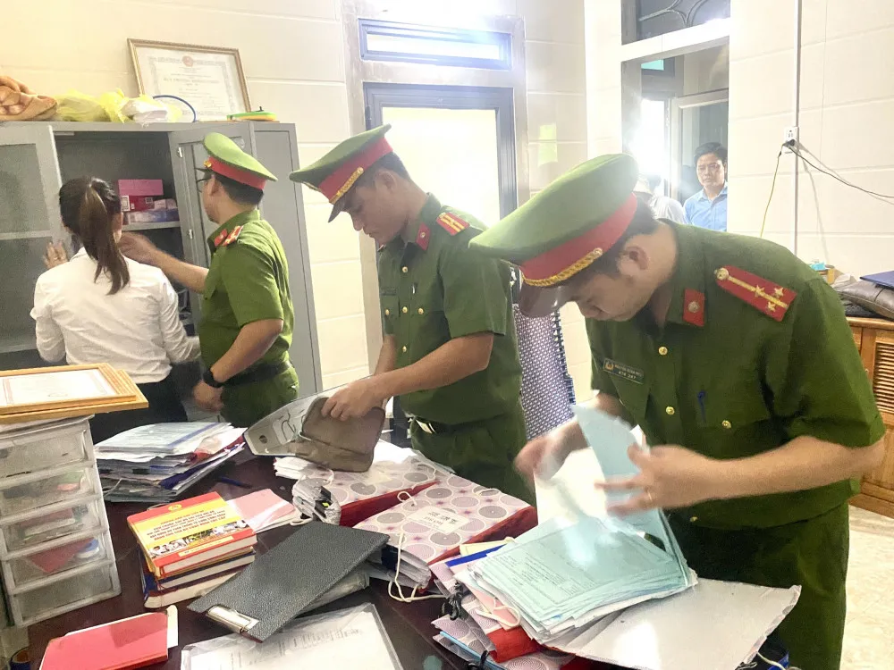 Cơ quan chức năng khám xét nơi làm việc của Hà Văn Quyền Cơ quan chức năng khám xét nơi làm việc của Hà Văn Quyền