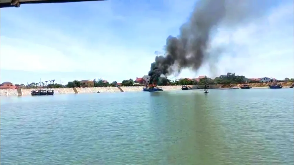 Hiện trường tàu cháy, cột khói bốc cao Hiện trường tàu cháy, cột khói bốc cao