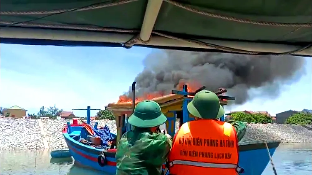 Lực lượng chức năng triển khai dập lửa Lực lượng chức năng triển khai dập lửa