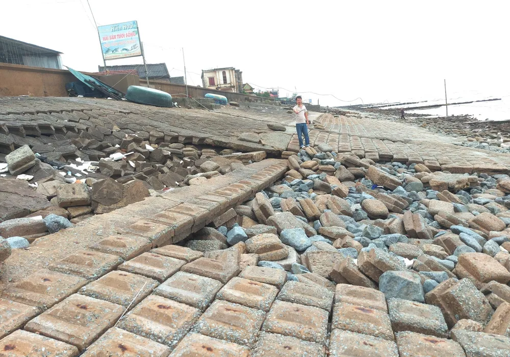 Các lớp đá, cấu kiện bê tông mái kè biển Cẩm Nhượng bị sập, gãy, sạt lở Các lớp đá, cấu kiện bê tông mái kè biển Cẩm Nhượng bị sập, gãy, sạt lở