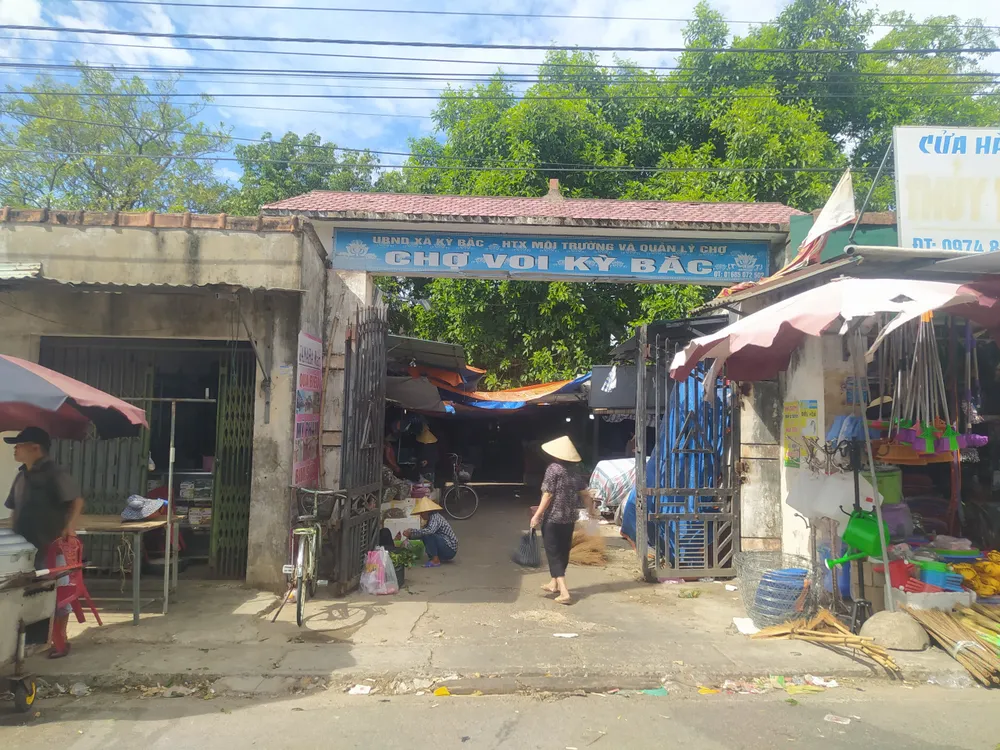 Chợ Voi (xã Kỳ Bắc, huyện Kỳ Anh), nơi có nhiều người tham gia chơi hụi Chợ Voi (xã Kỳ Bắc, huyện Kỳ Anh), nơi có nhiều người tham gia chơi hụi