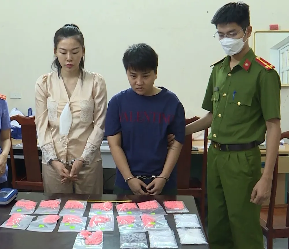 Nguyễn Thị Bích Mỹ và Nguyễn Thị Huế cùng tang vật tại cơ quan công an Nguyễn Thị Bích Mỹ và Nguyễn Thị Huế cùng tang vật tại cơ quan công an