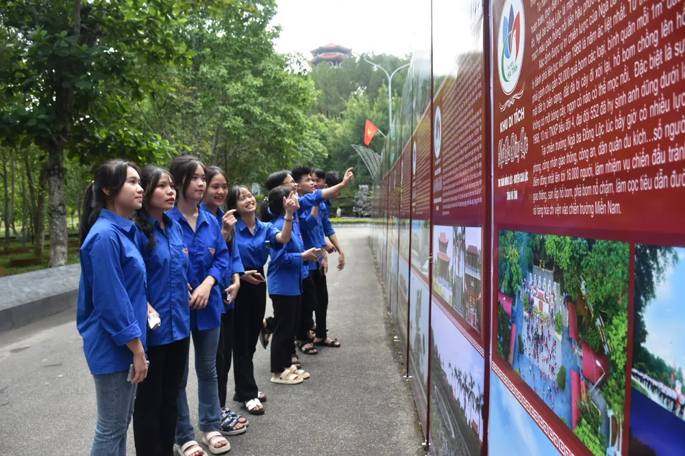 Các đoàn viên, thanh niên tham quan Trưng bày “Hà Tĩnh - Điểm hẹn”