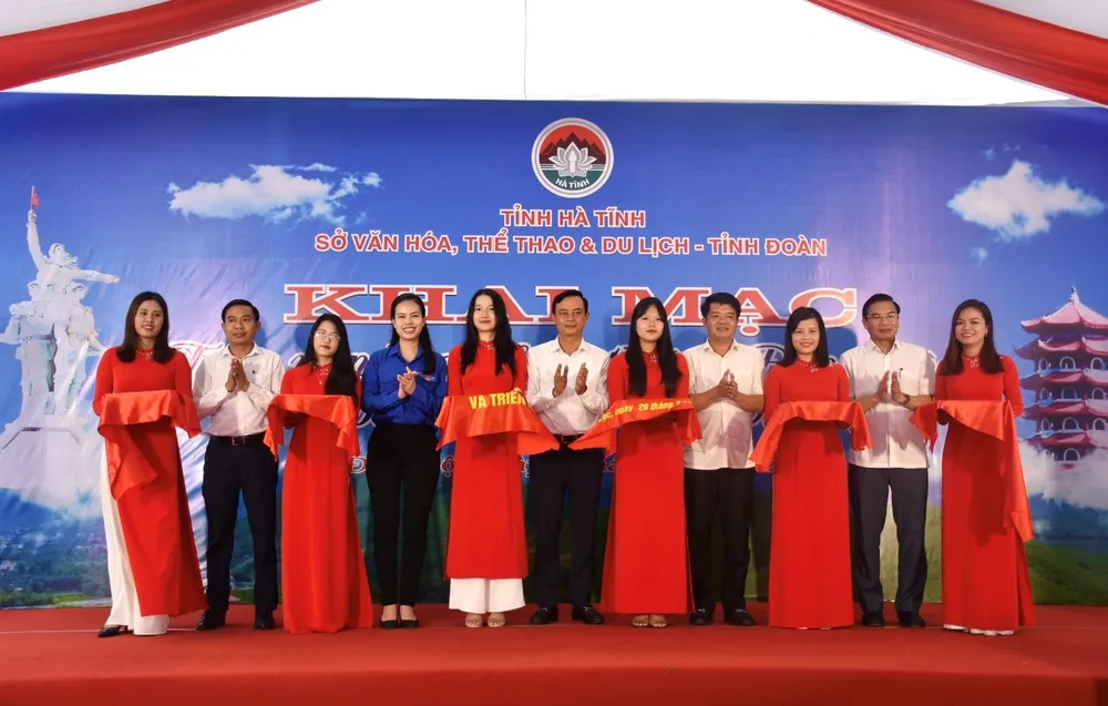 Các đại biểu cắt băng khai mạc Tuần văn hóa “Linh thiêng Đồng Lộc” và Trưng bày “Hà Tĩnh - Điểm hẹn”