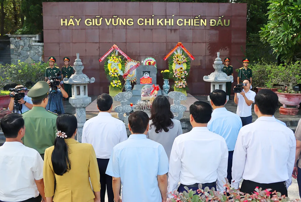Phó Chủ tịch nước Võ Thị Ánh Xuân và các thành viên trong đoàn công tác dâng hương, đặt vòng hoa tại phần mộ cố Tổng Bí thư Trần Phú