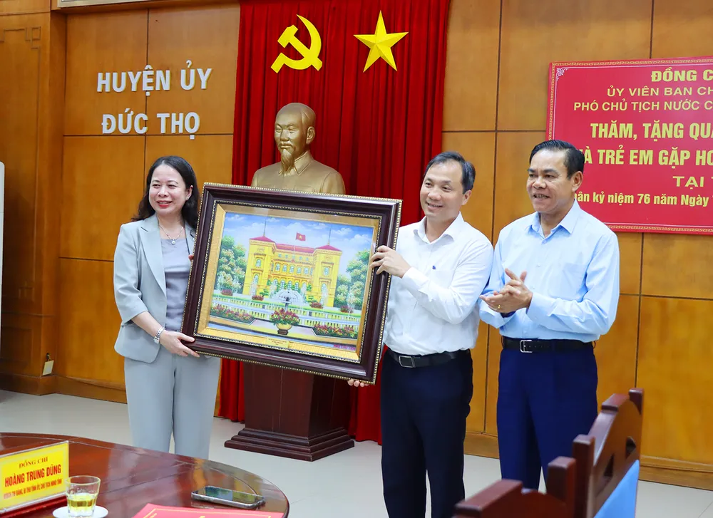 Phó Chủ tịch nước Võ Thị Ánh Xuân trao quà cho cán bộ và nhân dân tỉnh Hà Tĩnh