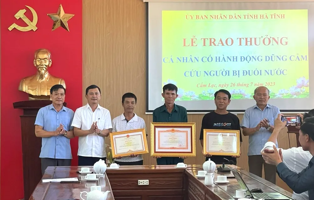 Trao bằng khen của Chủ tịch UBND tỉnh Hà Tĩnh cho anh Lê Văn Phan và anh Lâm Xuân Bính (đại diện 2 vợ chồng)