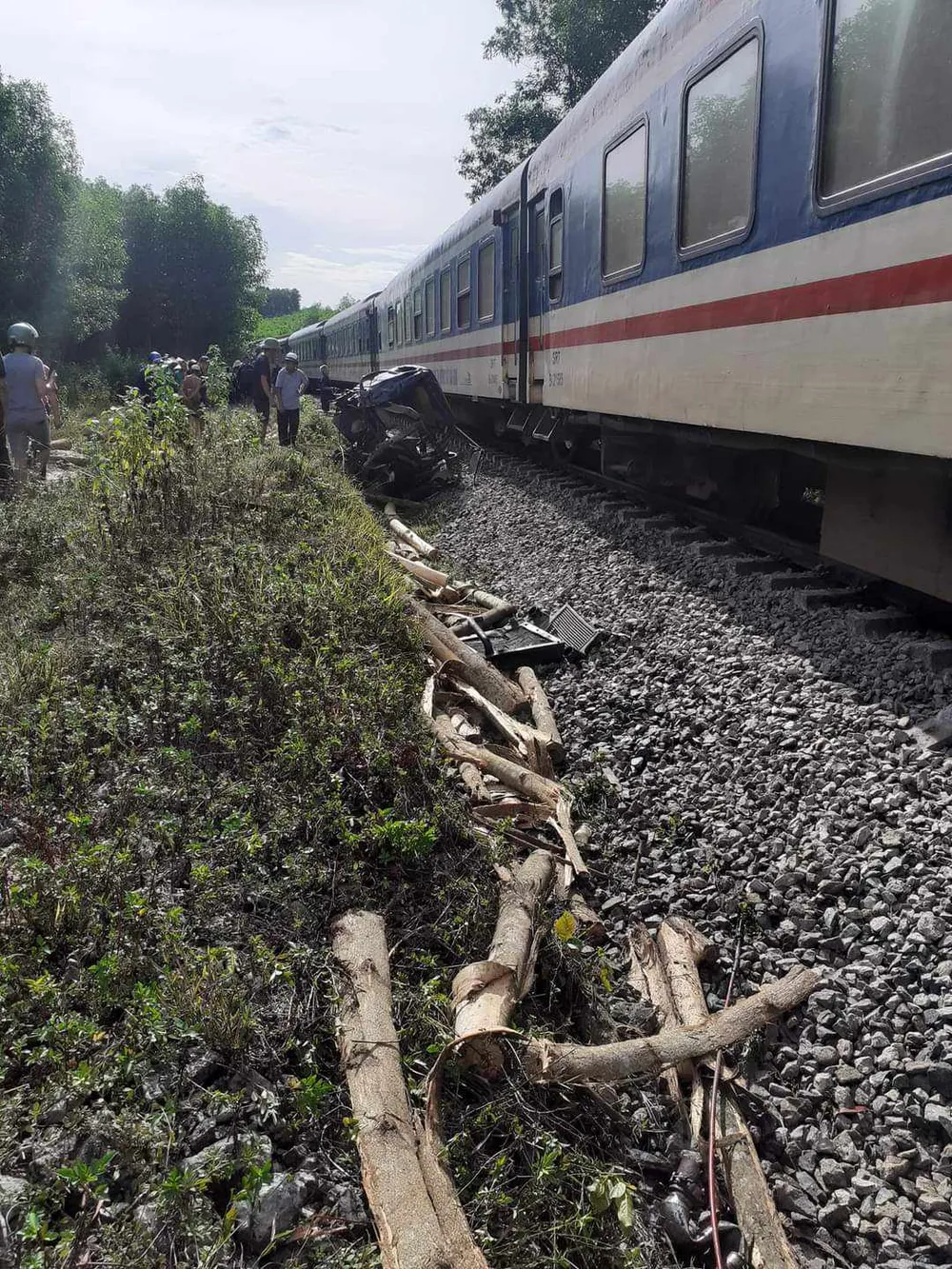 Gỗ keo rơi vãi tại hiện trường vụ tai nạn Gỗ keo rơi vãi tại hiện trường vụ tai nạn