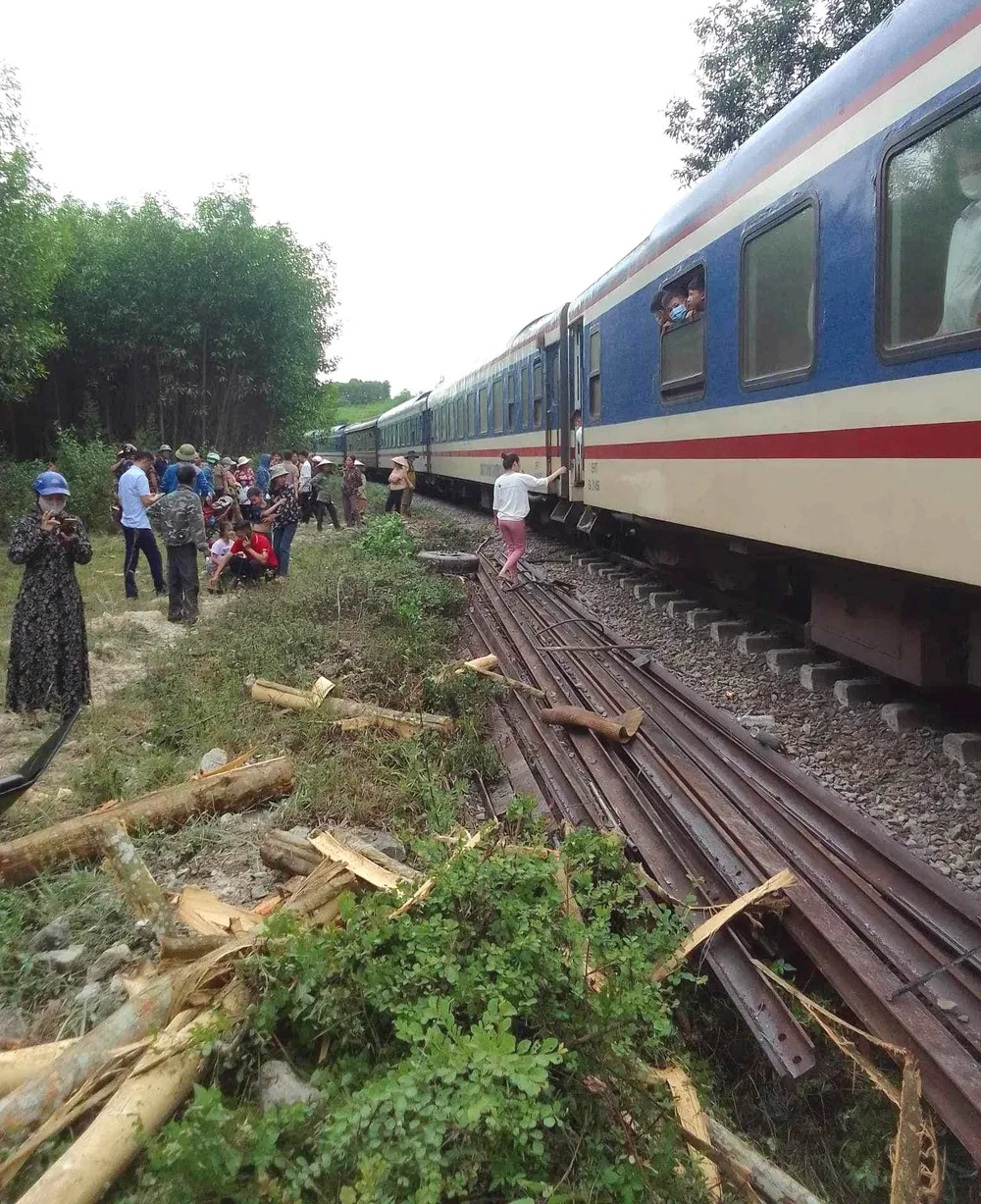 Vụ tai nạn khiến tàu hỏa phải dừng lại một thời gian Vụ tai nạn khiến tàu hỏa phải dừng lại một thời gian