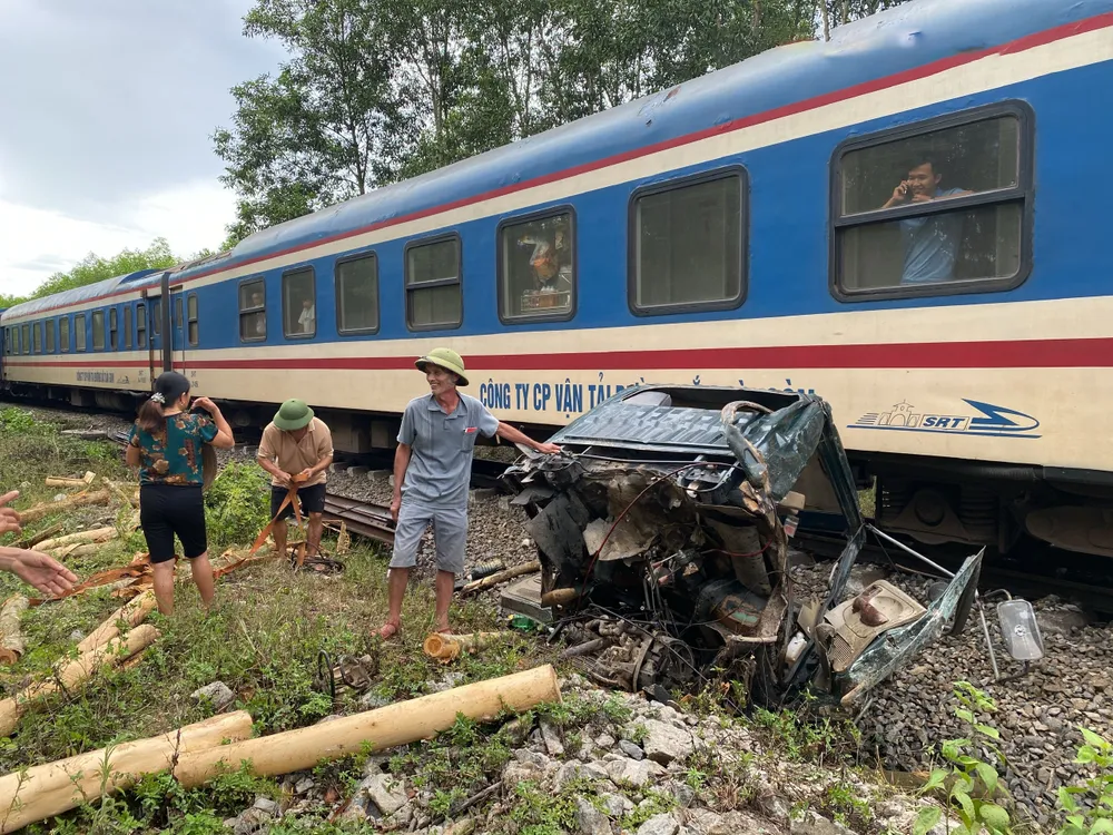 Phần đầu xe tải bị tàu hỏa tông bay xuống taluy Phần đầu xe tải bị tàu hỏa tông bay xuống taluy