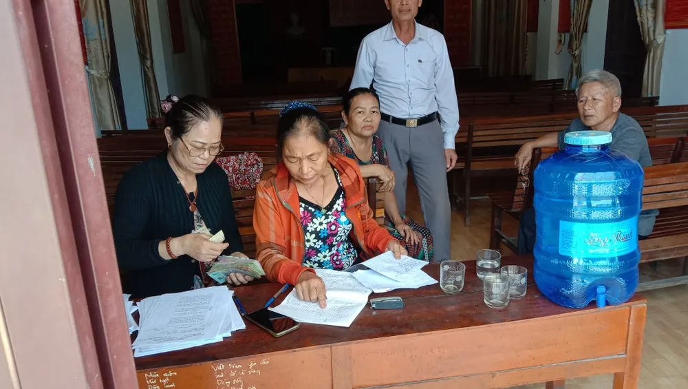 Người dân thôn Thượng Tứ quyên góp tiền ủng hộ em Thắng và gia đình Người dân thôn Thượng Tứ quyên góp tiền ủng hộ em Thắng và gia đình