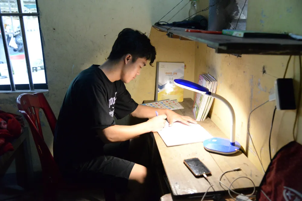 Em Bùi Đình Thắng bên góc học tập Em Bùi Đình Thắng bên góc học tập