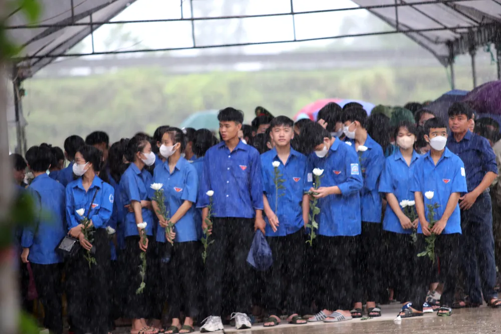 Các đoàn viên thanh niên đến chia buồn cùng gia đình Các đoàn viên thanh niên đến chia buồn cùng gia đình