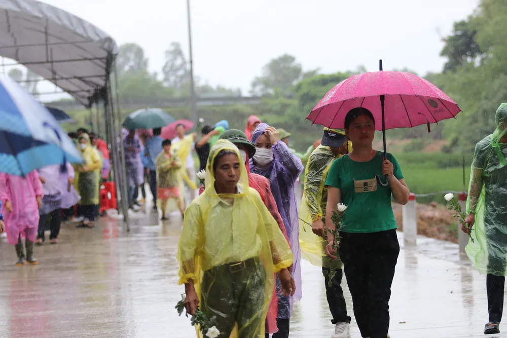 Người dân đến chia buồn cùng gia đình Người dân đến chia buồn cùng gia đình