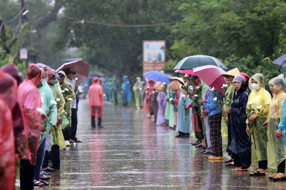 Người dân đội mưa đứng chờ đón linh cữu liệt sĩ Lê Ánh Sáng Người dân đội mưa đứng chờ đón linh cữu liệt sĩ Lê Ánh Sáng
