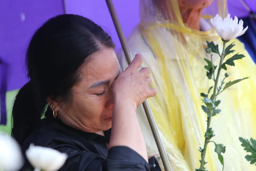 Người dân khóc thương tiếc liệt sĩ Lê Ánh Sáng Người dân khóc thương tiếc liệt sĩ Lê Ánh Sáng