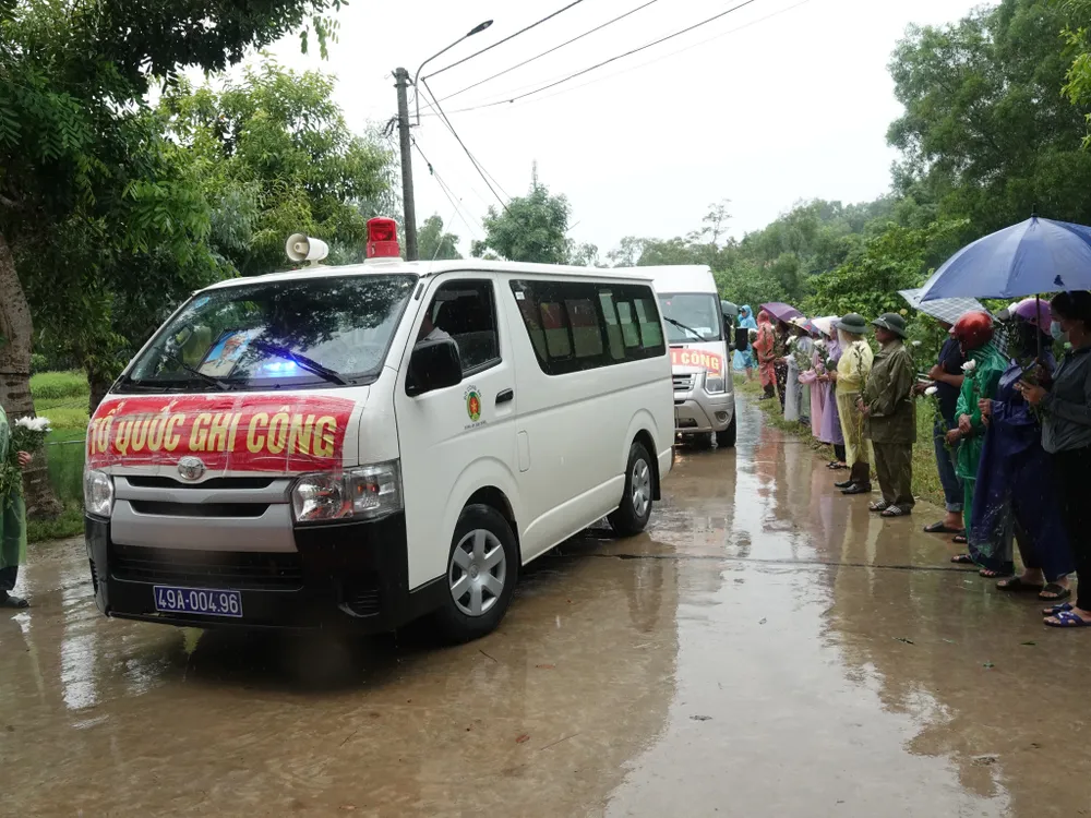 Đoàn xe chở linh cữu liệt sĩ Lê Ánh Sáng về đến quê nhà ở thôn Phái Nam Đoàn xe chở linh cữu liệt sĩ Lê Ánh Sáng về đến quê nhà ở thôn Phái Nam