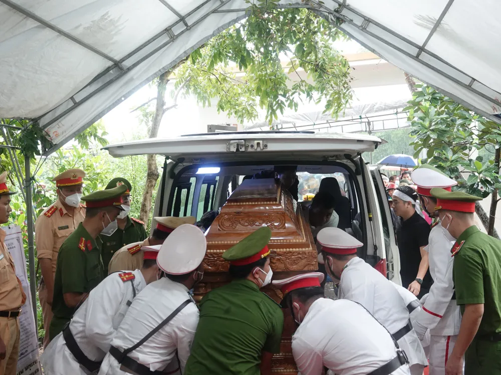 Di chuyển linh cữu liệt sĩ Lê Ánh Sáng vào nhà Di chuyển linh cữu liệt sĩ Lê Ánh Sáng vào nhà