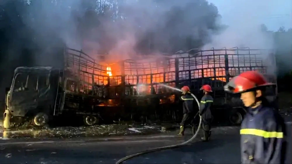 Lực lượng Cảnh sát PCCC-CNCH Công an tỉnh Hà Tĩnh nỗ lực dập lửa Lực lượng Cảnh sát PCCC-CNCH Công an tỉnh Hà Tĩnh nỗ lực dập lửa