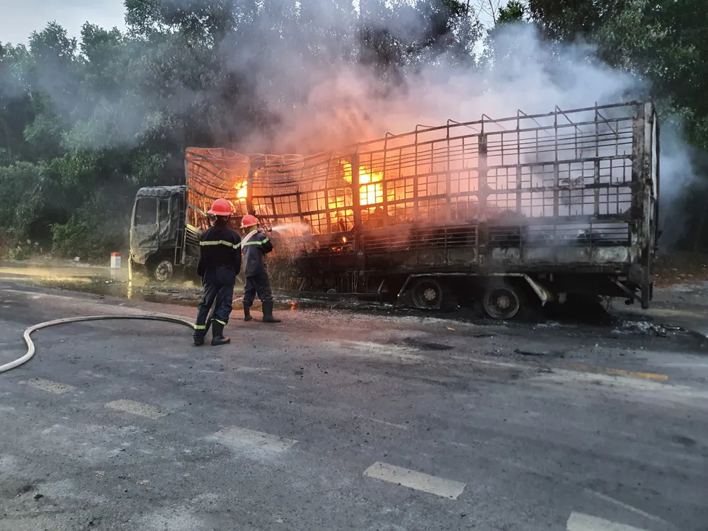 Xe tải bị cháy trơ khung Xe tải bị cháy trơ khung