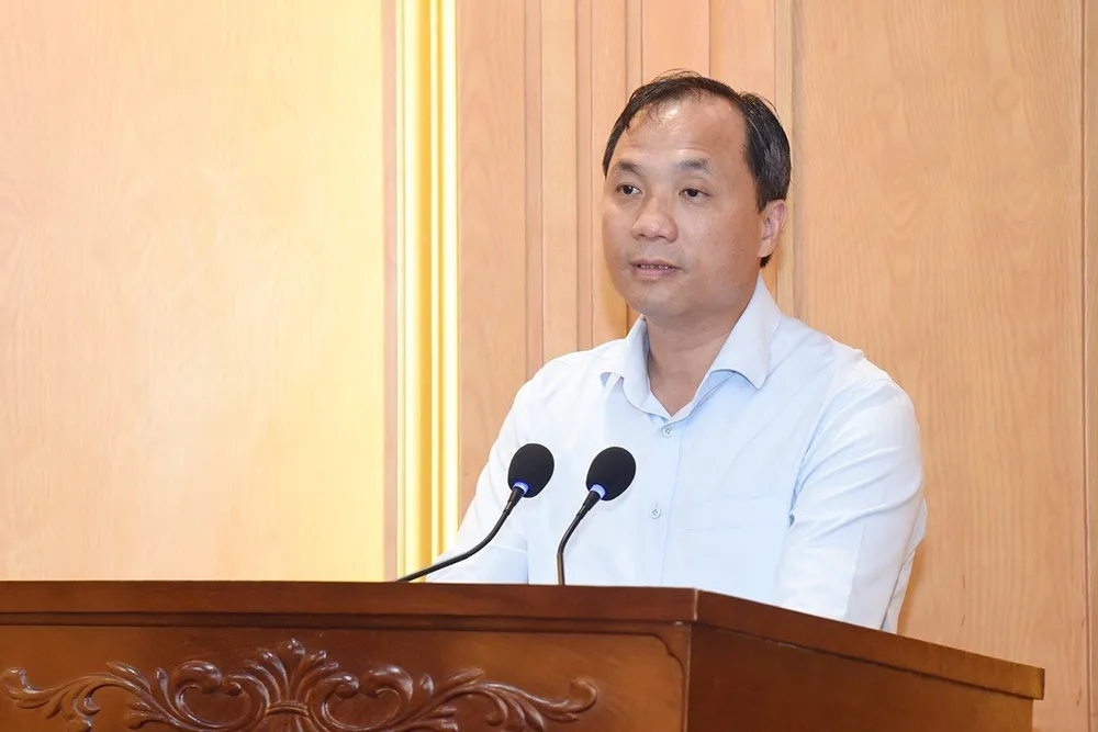 Bí Thư Tỉnh ủy Hà Tĩnh Hoàng Trung Dũng báo cáo tại buổi làm việc Bí Thư Tỉnh ủy Hà Tĩnh Hoàng Trung Dũng báo cáo tại buổi làm việc