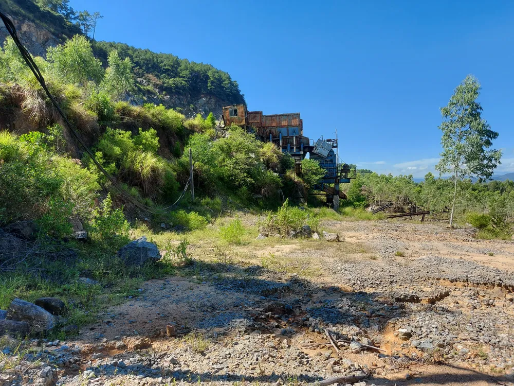 Máy móc, thiết bị bỏ hoang tàn bên núi Hồng Lĩnh Máy móc, thiết bị bỏ hoang tàn bên núi Hồng Lĩnh