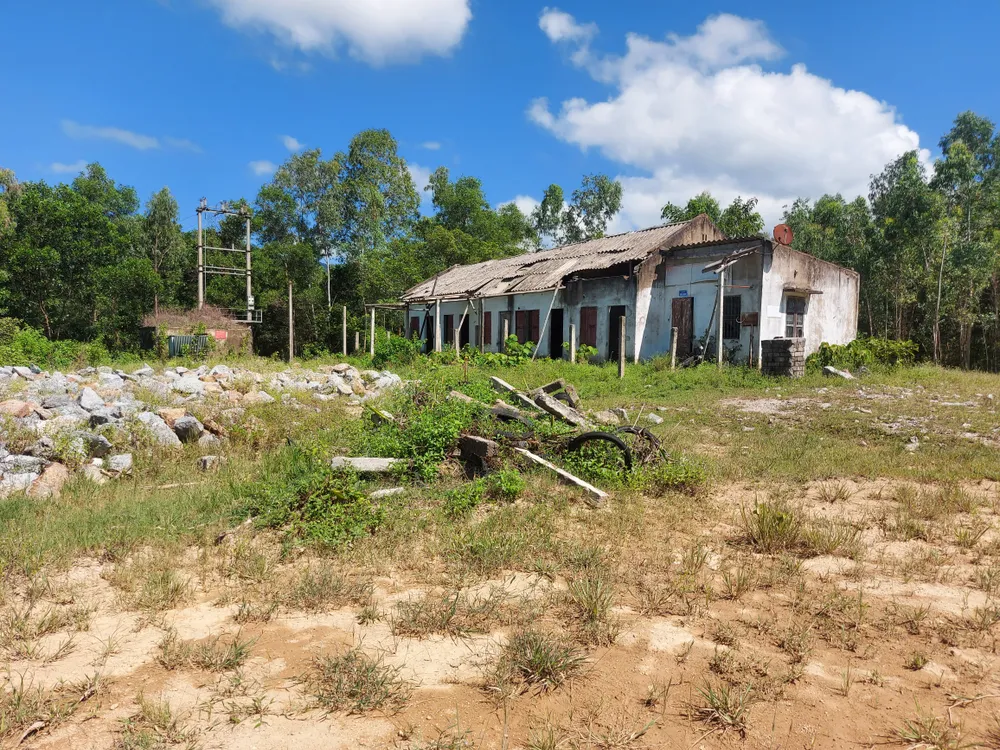 Nhiều dãy phòng bỏ hoang nhếch nhác dưới chân núi Hồng Lĩnh Nhiều dãy phòng bỏ hoang nhếch nhác dưới chân núi Hồng Lĩnh