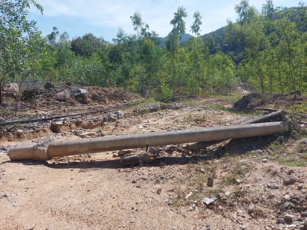 Trụ điện gãy đổ, dây điện nằm vắt trên đất dưới chân núi Hồng Lĩnh Trụ điện gãy đổ, dây điện nằm vắt trên đất dưới chân núi Hồng Lĩnh