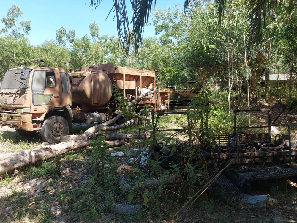 Các phương tiện hư hỏng, bỏ hoang ngổn ngang dưới chân núi Hồng Lĩnh Các phương tiện hư hỏng, bỏ hoang ngổn ngang dưới chân núi Hồng Lĩnh